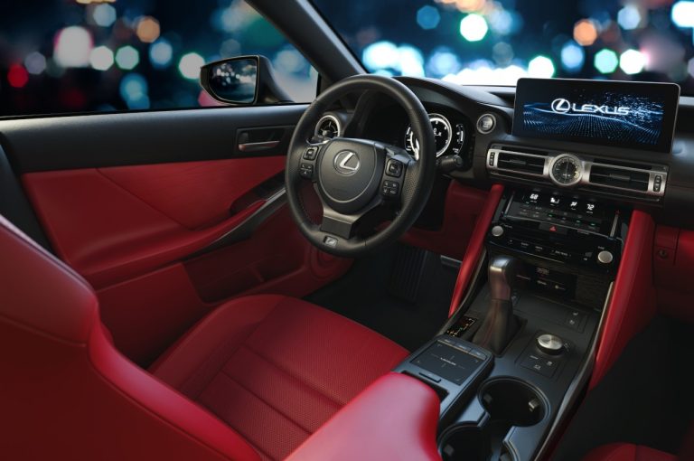 Lexus IS 2020: immagini ufficiali