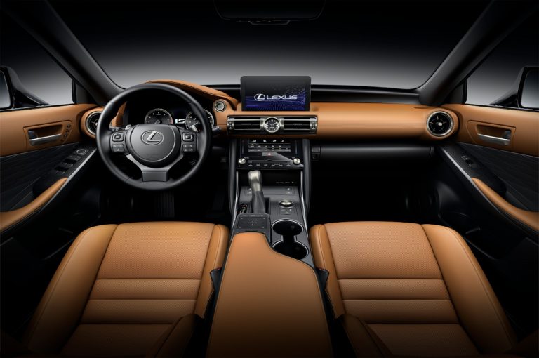 Lexus IS 2020: immagini ufficiali