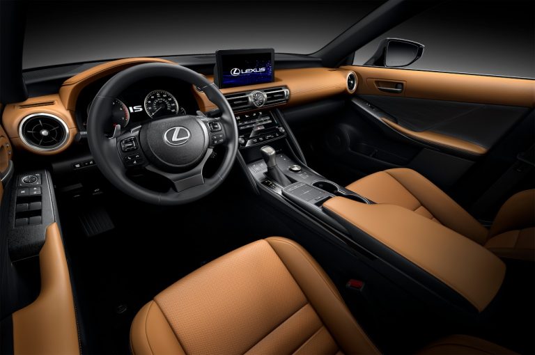 Lexus IS 2020: immagini ufficiali