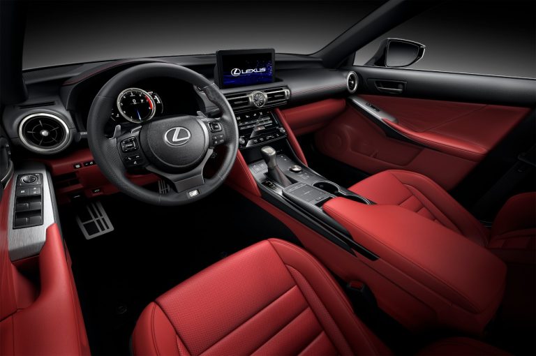 Lexus IS 2020: immagini ufficiali