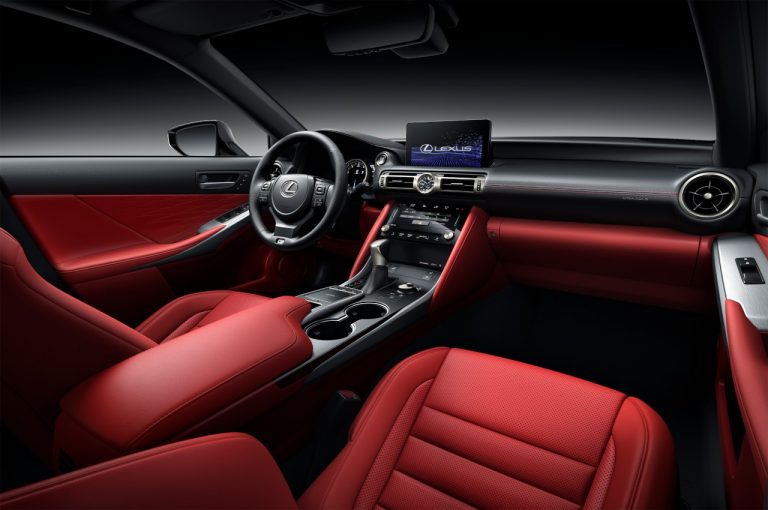 Lexus IS 2020: immagini ufficiali