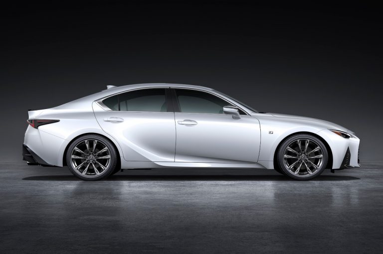 Lexus IS 2020: immagini ufficiali