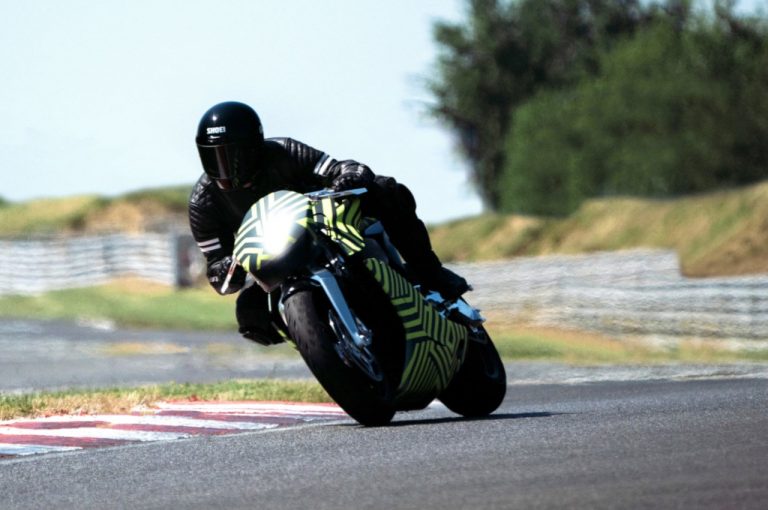 AMB 001 by Aston Martin e Brough Superior, primi test in pista