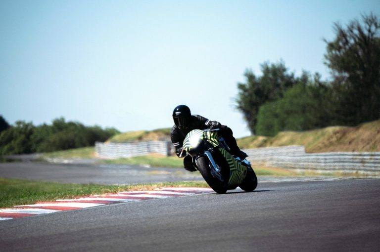 AMB 001 by Aston Martin e Brough Superior, primi test in pista