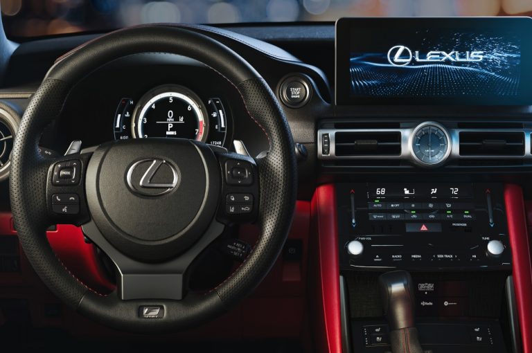 Lexus IS 2020: immagini ufficiali