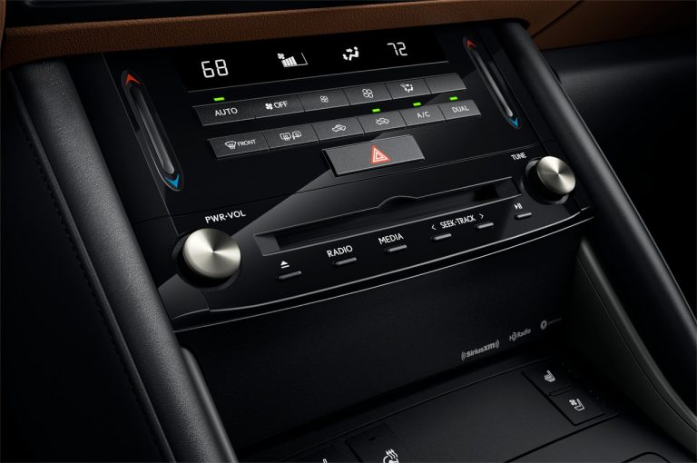 Lexus IS 2020: immagini ufficiali