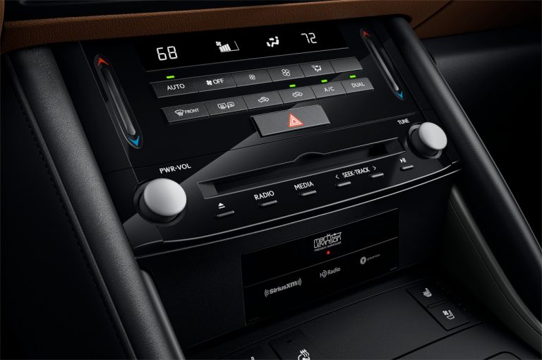 Lexus IS 2020: immagini ufficiali