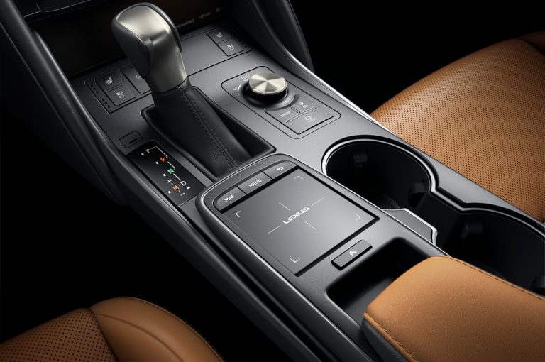 Lexus IS 2020: immagini ufficiali