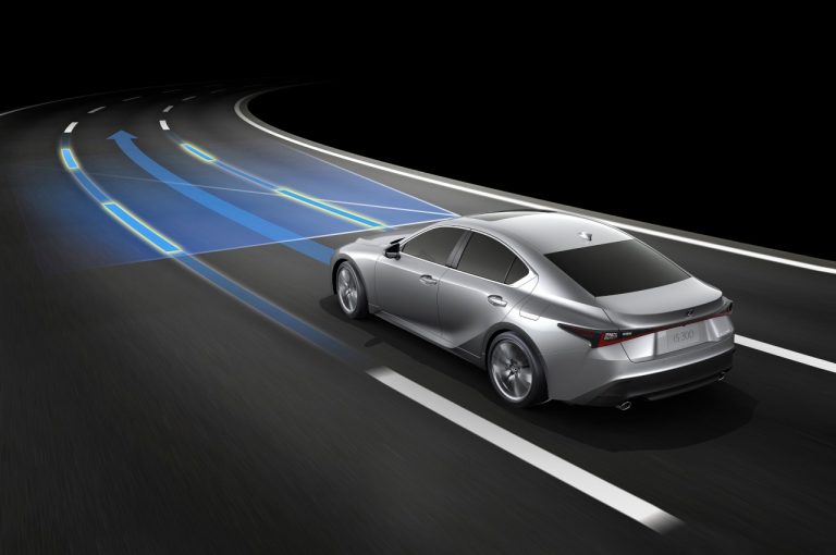 Lexus IS 2020: immagini ufficiali