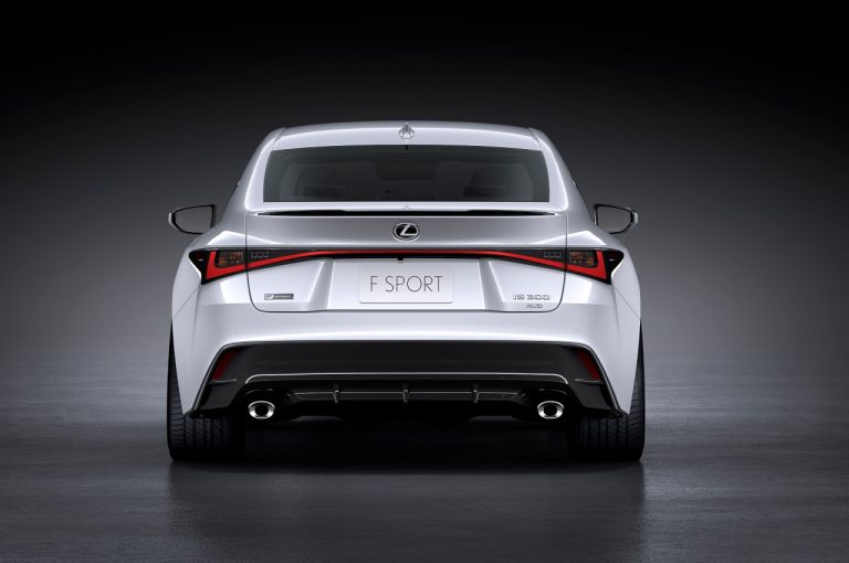 Lexus IS 2020: immagini ufficiali