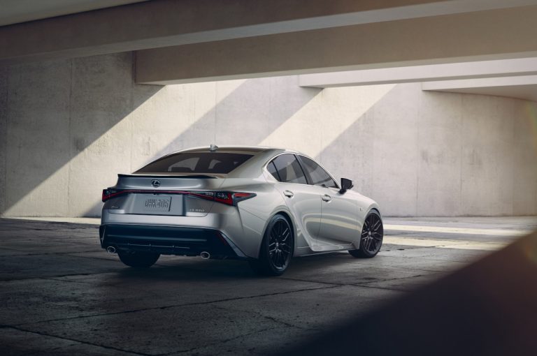 Lexus IS 2020: immagini ufficiali