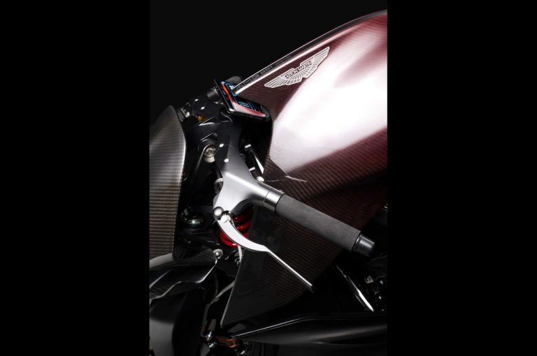 AMB 001 by Aston Martin e Brough Superior, primi test in pista