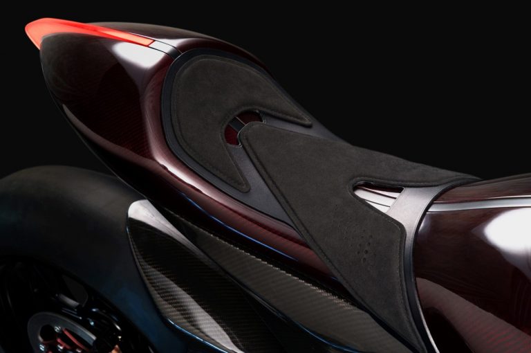 AMB 001 by Aston Martin e Brough Superior, primi test in pista