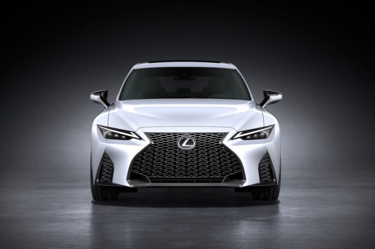 Lexus IS 2020: immagini ufficiali