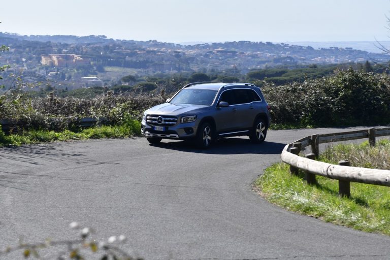 Mercedes GLB 200d: la prova su strada