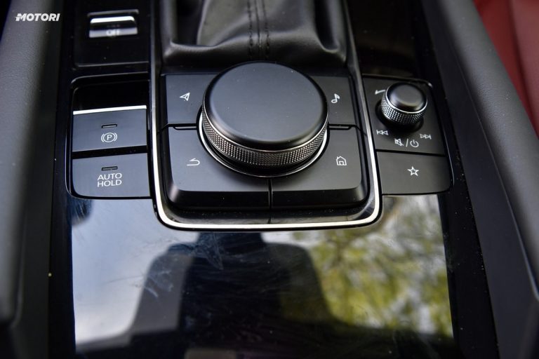 Mazda 3 Skyactiv-X Exclusive AT: la prova su strada