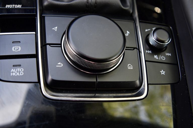 Mazda 3 Skyactiv-X Exclusive AT: la prova su strada