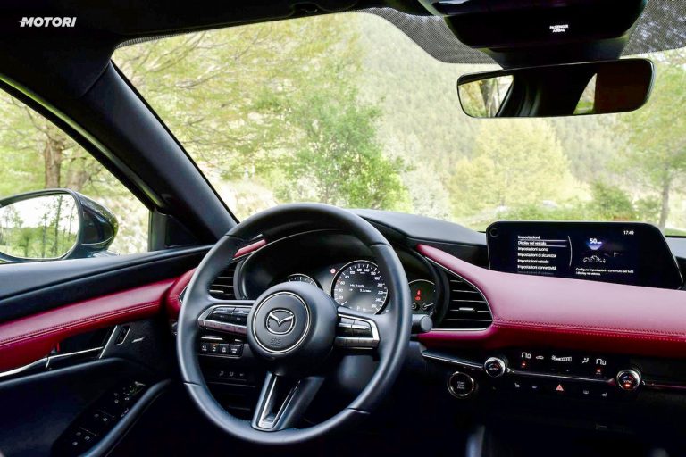 Mazda 3 Skyactiv-X Exclusive AT: la prova su strada