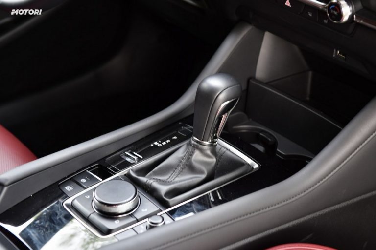Mazda 3 Skyactiv-X Exclusive AT: la prova su strada