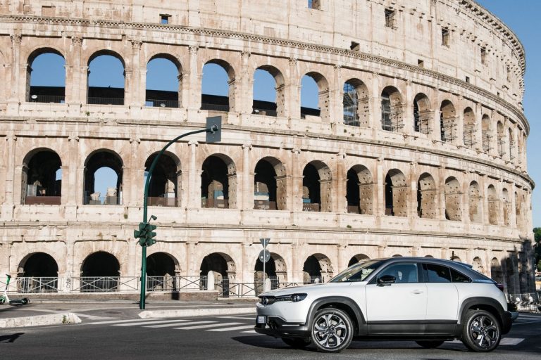 Mazda MX-30: nuove immagini ufficiali