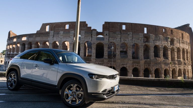 Mazda MX-30: nuove immagini ufficiali