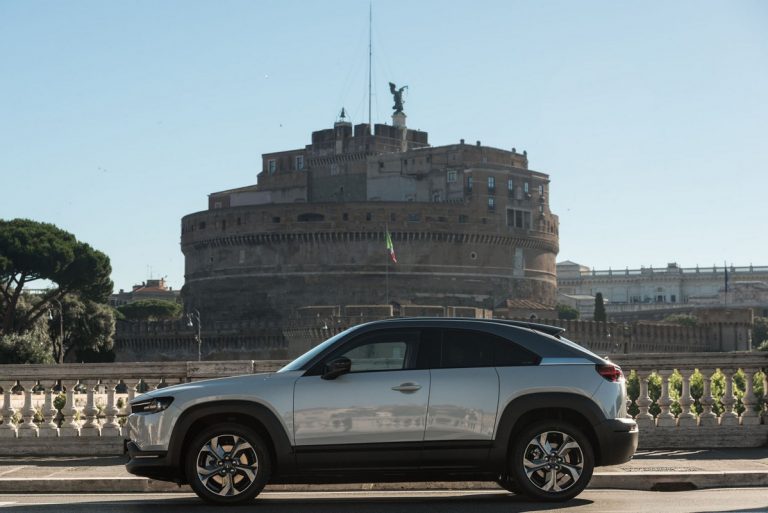 Mazda MX-30: nuove immagini ufficiali