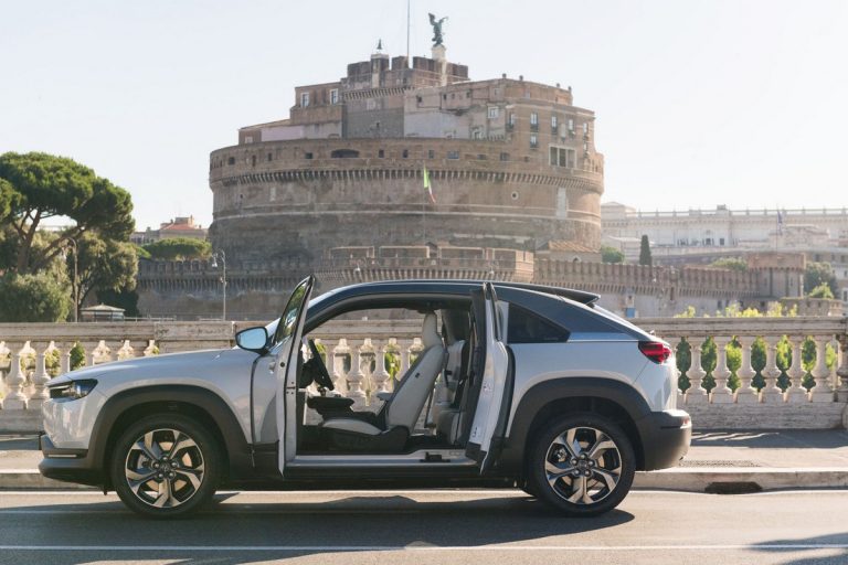 Mazda MX-30: nuove immagini ufficiali