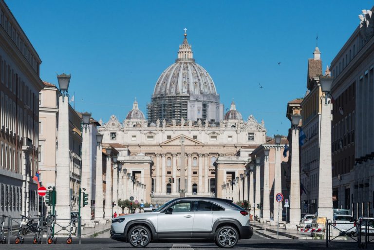 Mazda MX-30: nuove immagini ufficiali