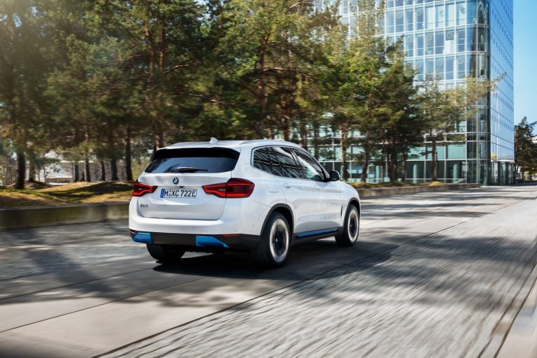 Bmw iX3: immagini ufficiali, powertrain e produzione