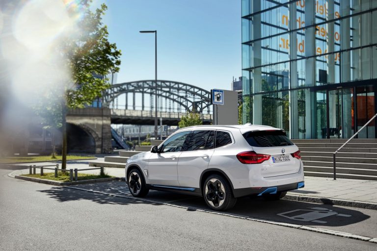 Bmw iX3: immagini ufficiali, powertrain e produzione
