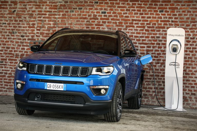 Jeep Renegade 4xe e Compass 4xe: nuove immagini ufficiali