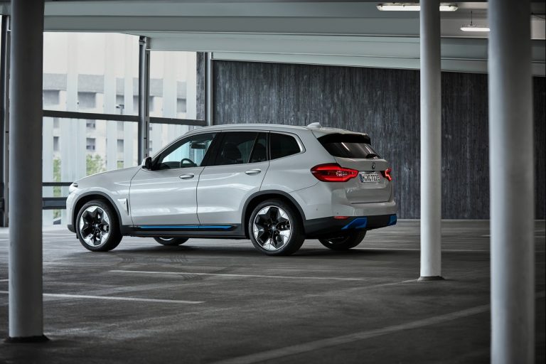 Bmw iX3: immagini ufficiali, powertrain e produzione