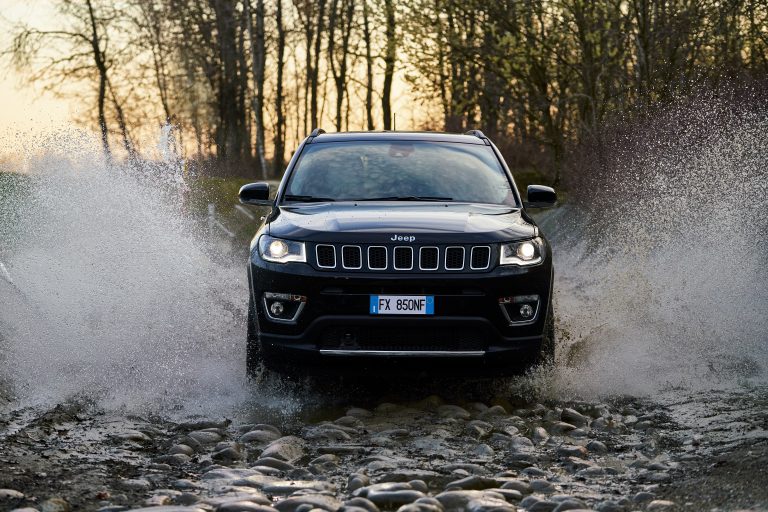 Jeep Renegade 4xe e Compass 4xe: nuove immagini ufficiali