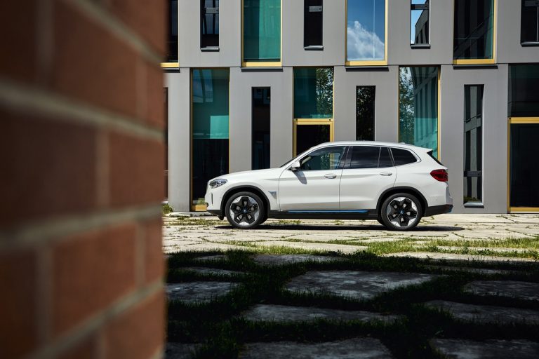 Bmw iX3: immagini ufficiali, powertrain e produzione