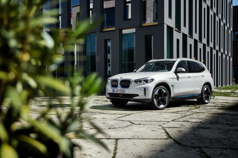 Bmw iX3: immagini ufficiali, powertrain e produzione
