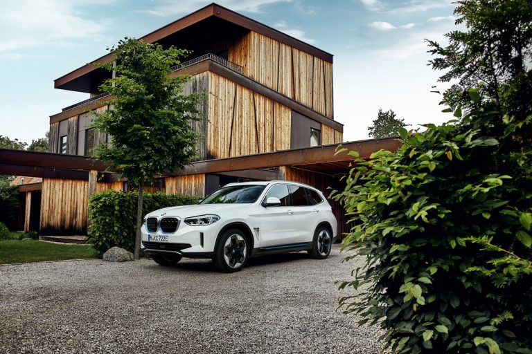 Bmw iX3: immagini ufficiali, powertrain e produzione