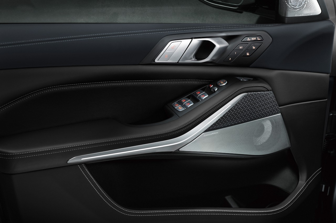 Bmw X7 Dark Shadow Edition: immagini ufficiali