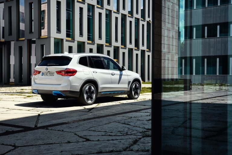 Bmw iX3: immagini ufficiali, powertrain e produzione
