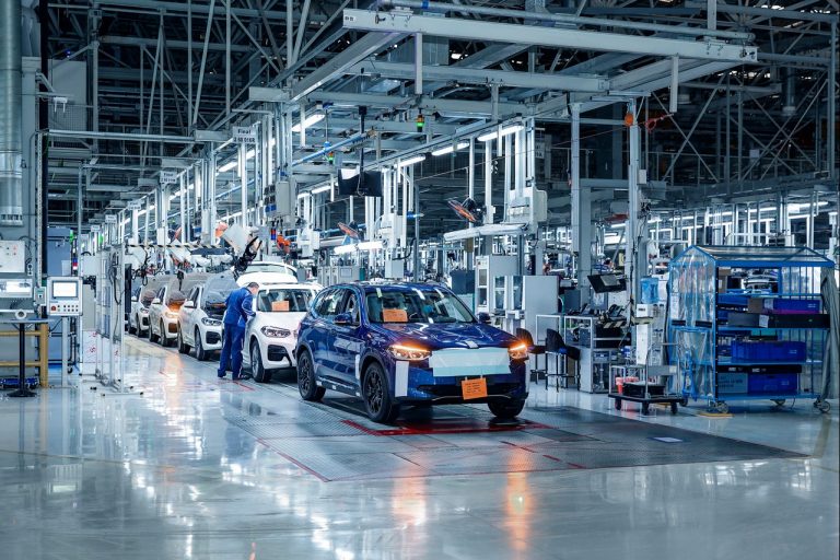 Bmw iX3: immagini ufficiali, powertrain e produzione
