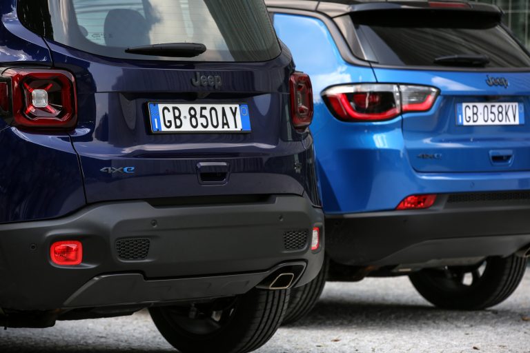Jeep Renegade 4xe e Compass 4xe: nuove immagini ufficiali
