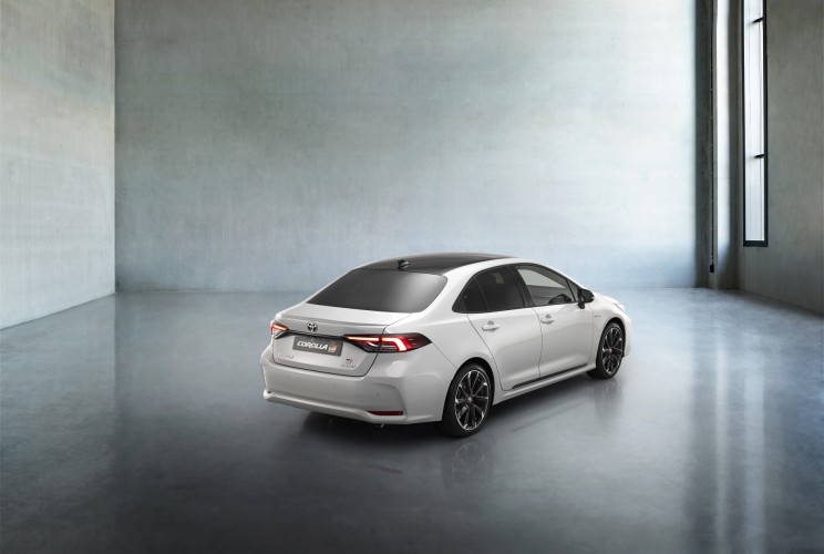 Toyota Corolla GR Sport berlina: immagini ufficiali