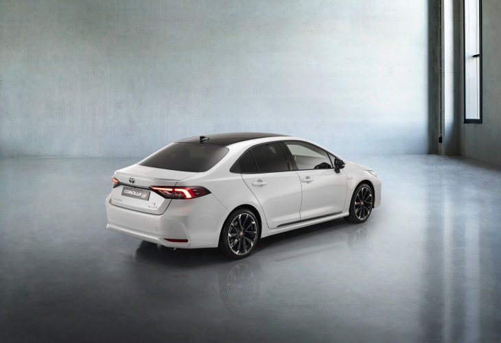 Toyota Corolla GR Sport berlina: immagini ufficiali