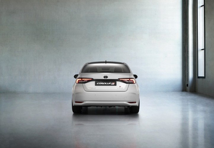 Toyota Corolla GR Sport berlina: immagini ufficiali