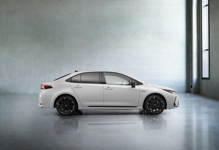 Toyota Corolla GR Sport berlina: immagini ufficiali