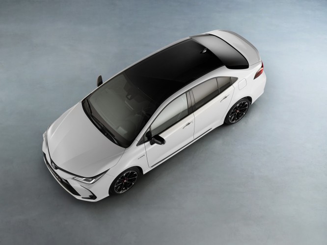 Toyota Corolla GR Sport berlina: immagini ufficiali