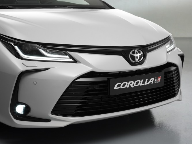 Toyota Corolla GR Sport berlina: immagini ufficiali