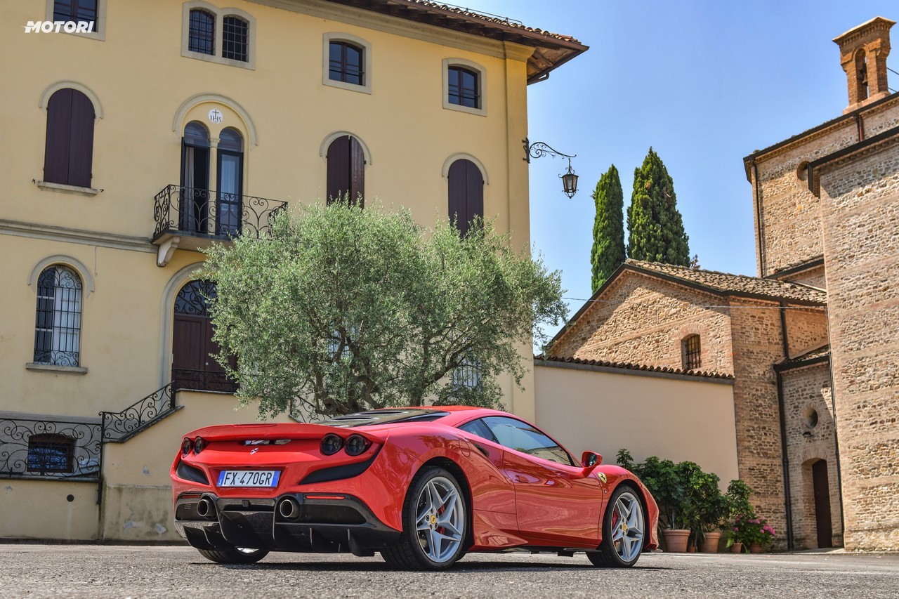 Ferrari F8 Tributo: la prova su strada