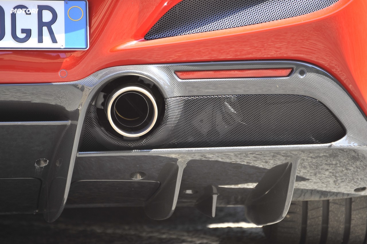 Ferrari F8 Tributo: la prova su strada