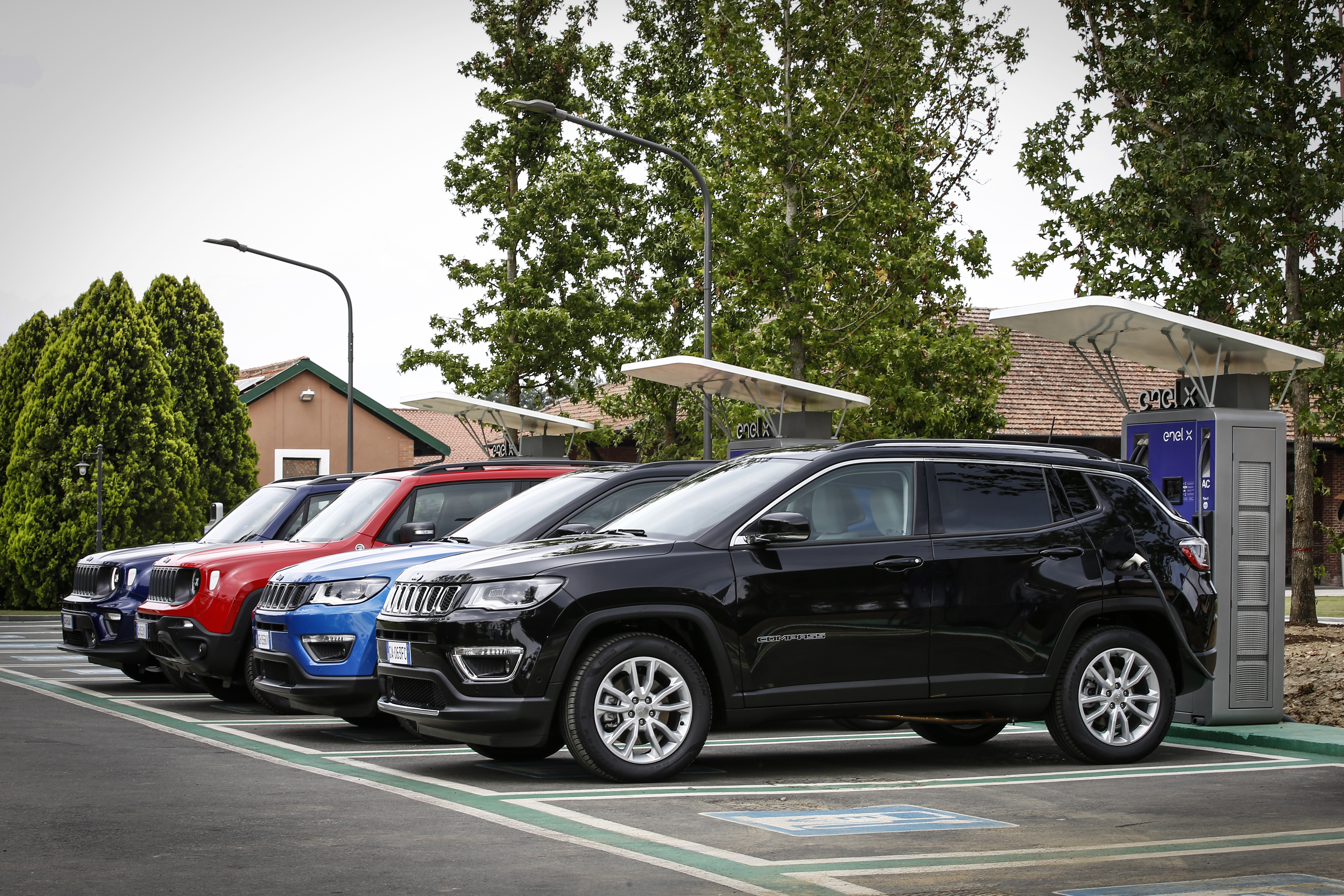 Jeep Compass 4xe e Jeep Renegade 4xe: le immagini