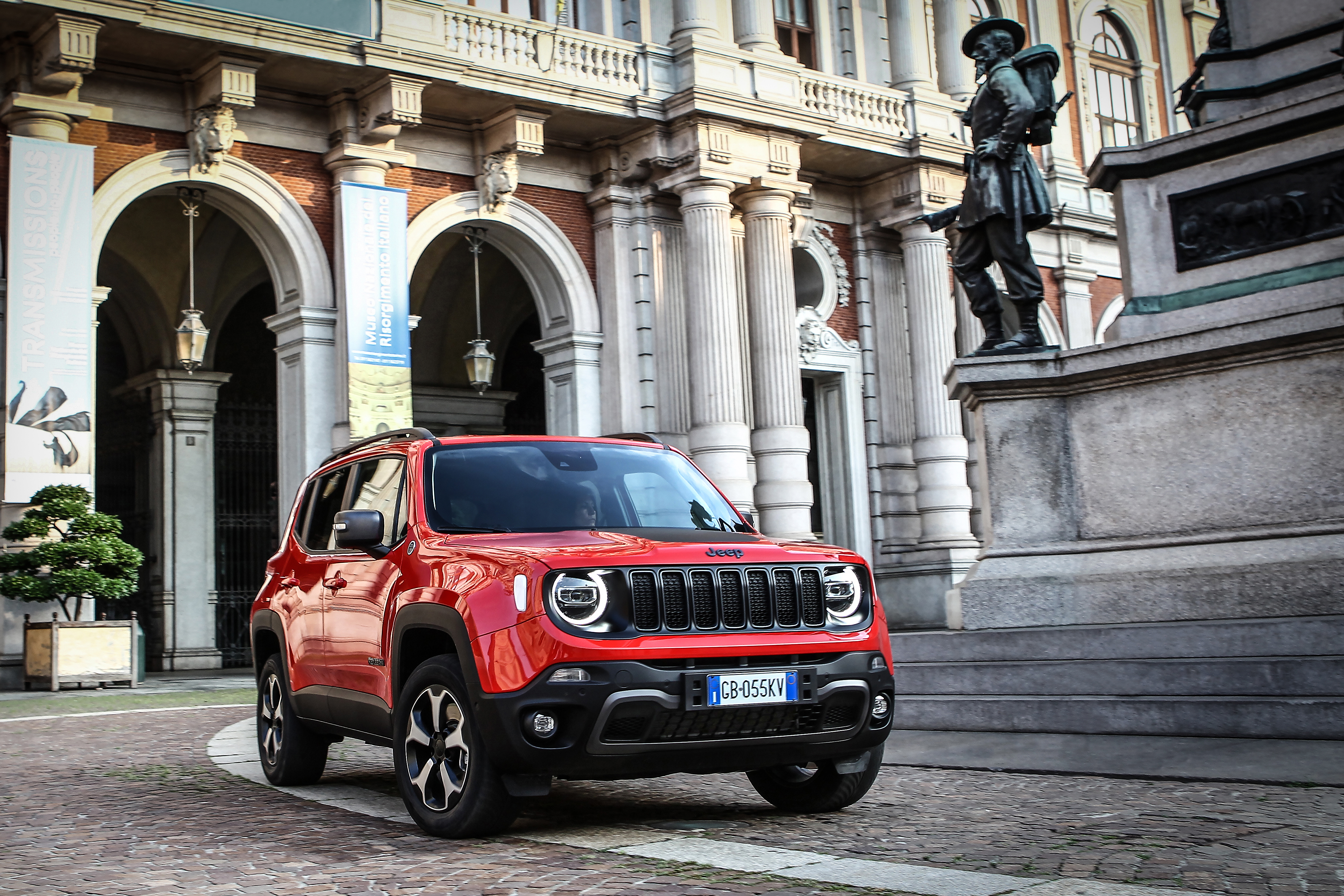 Jeep Compass 4xe e Jeep Renegade 4xe: le immagini